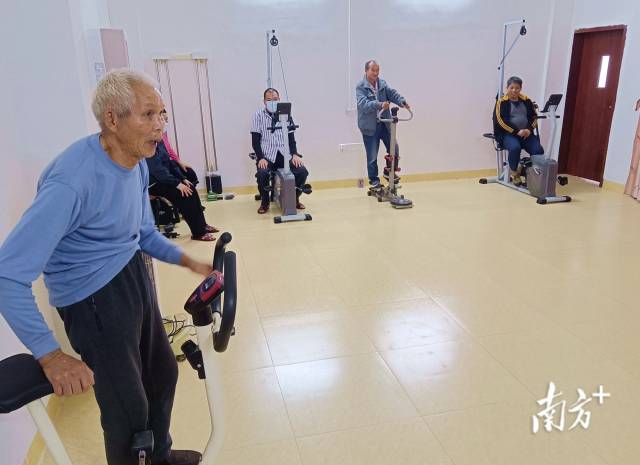 老人在敬老院健身房運動、健身。