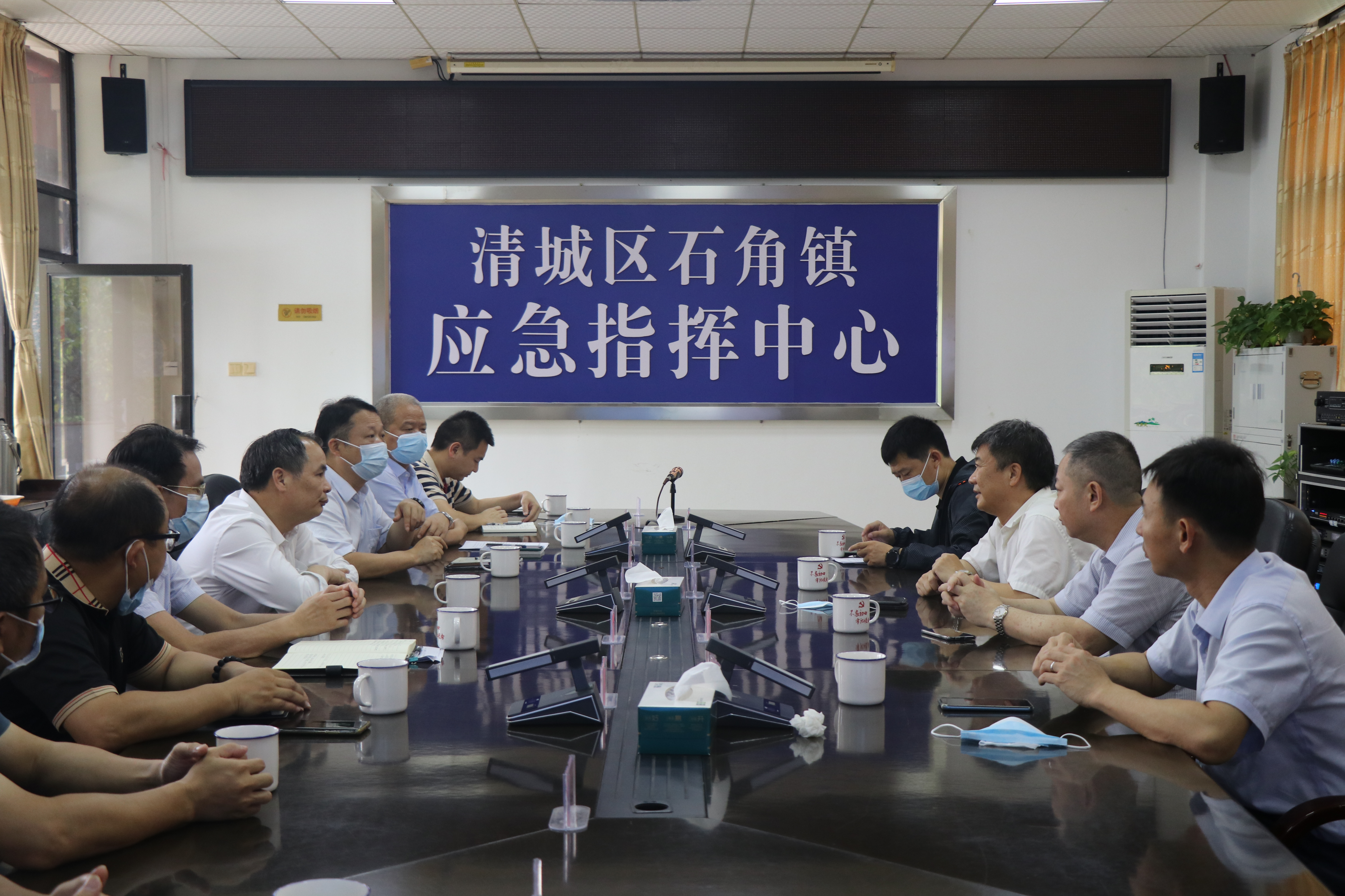 2022年6月8日，國家防辦工作組蒞臨清遠(yuǎn)開展近期強(qiáng)降雨防御指導(dǎo)工作，在清城區(qū)石角鎮(zhèn)應(yīng)急指揮中心召開座談會(huì)。圖為：座談會(huì)現(xiàn)場。拍攝者：鐘華穎。.JPG