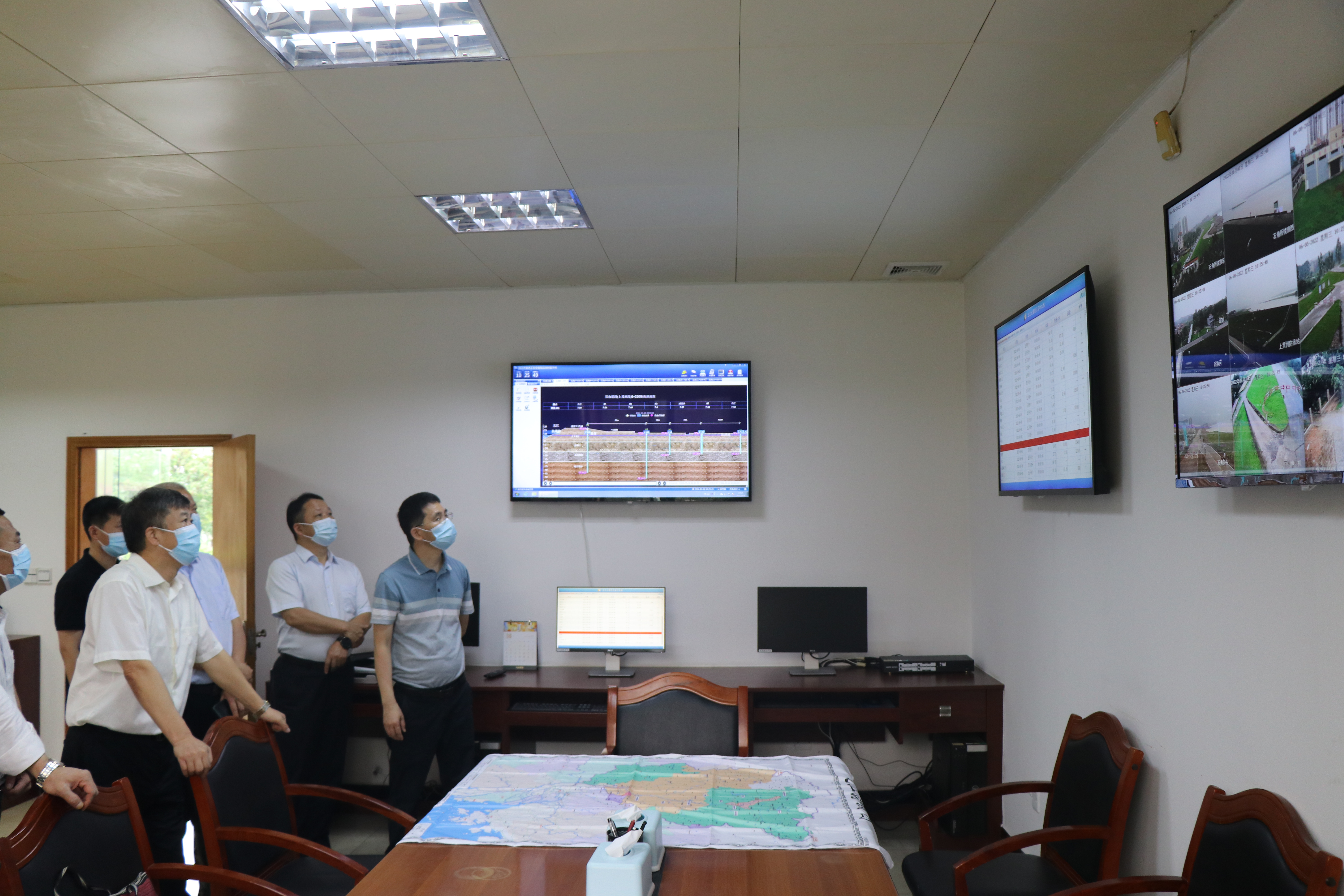 2022年6月8日，國家防辦工作組蒞臨清遠(yuǎn)開展近期強(qiáng)降雨防御指導(dǎo)工作。圖為：在防洪值班室查看北江大堤石角段河流水位實(shí)時(shí)情況。拍攝者：鐘華穎。.JPG
