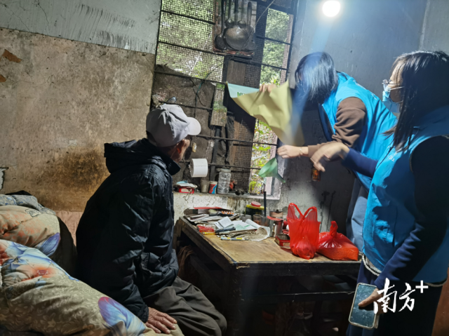 英德市東華鎮(zhèn)雙百社工為困難獨(dú)居老人林伯送御寒棉被，并為其修補(bǔ)破舊的窗戶。