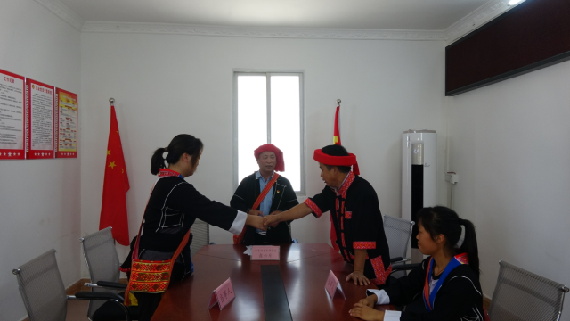 在“瑤老”人民調(diào)解員的調(diào)解下當(dāng)事人握手言和。