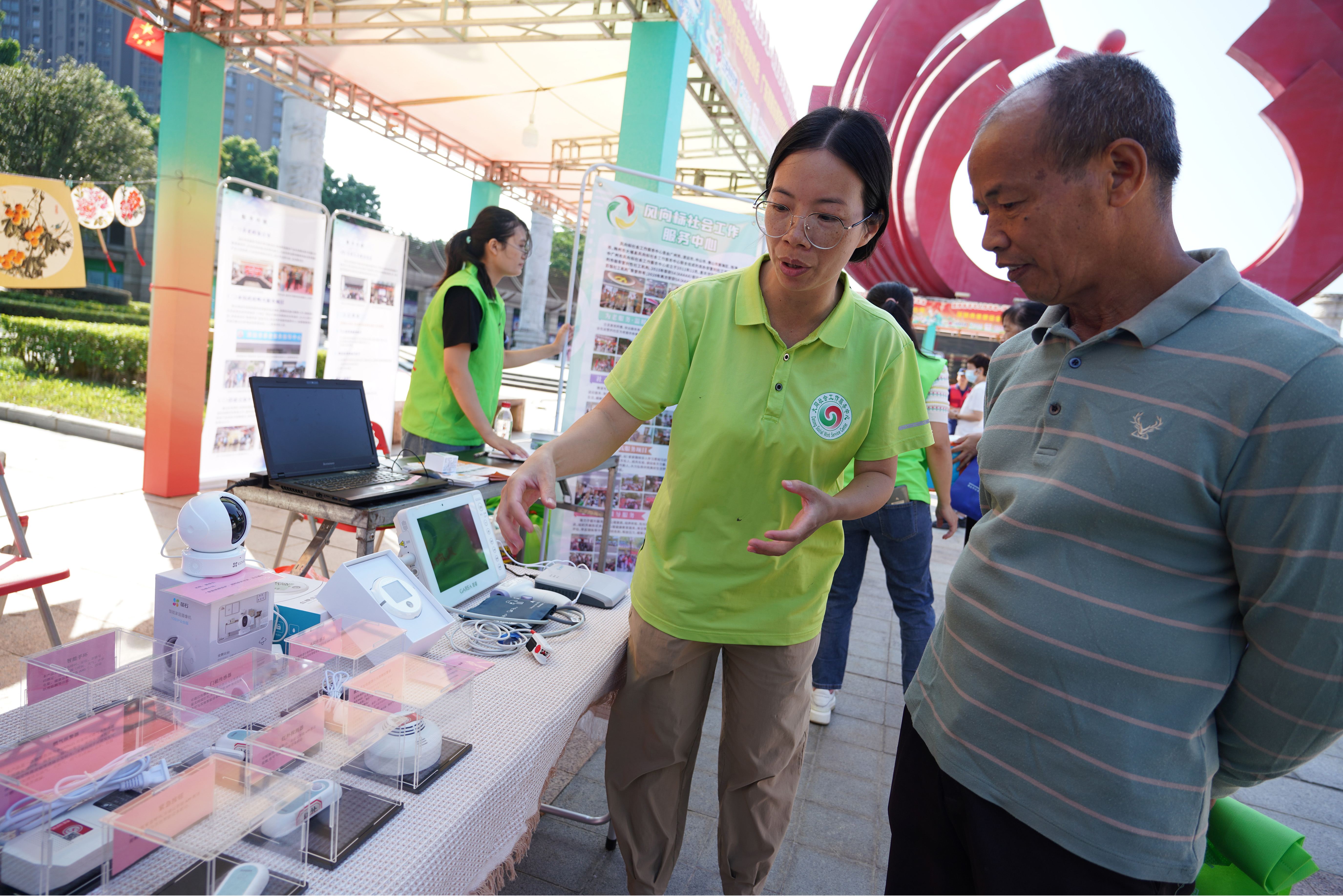 市民逛適老化產(chǎn)品展，了解涉老政策和體驗養(yǎng)老服務(wù)。清遠(yuǎn)日報記者 劉淑芳 攝 劉淑芳 攝 劉淑芳 攝